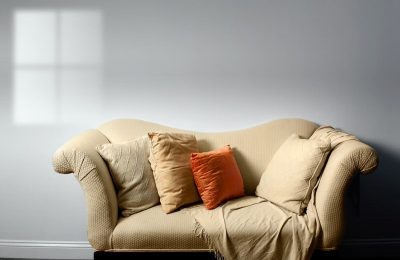 米色沙發配靠墊和枕頭
