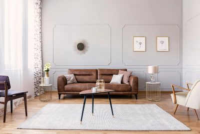 棕色沙發配什麼顏色的牆?15個驚人的選擇