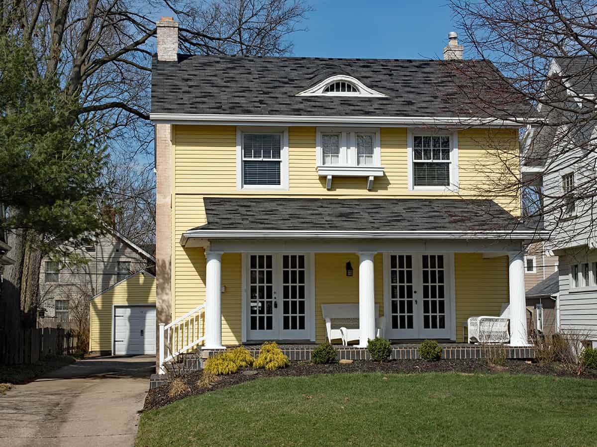 對於小房子來說，白色鑲邊是不錯的選擇，米色、淺灰色和淺藍色也是不錯的選擇
