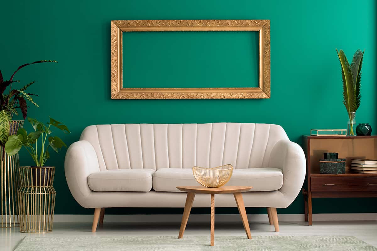 米色沙發和涼爽的牆壁顏色