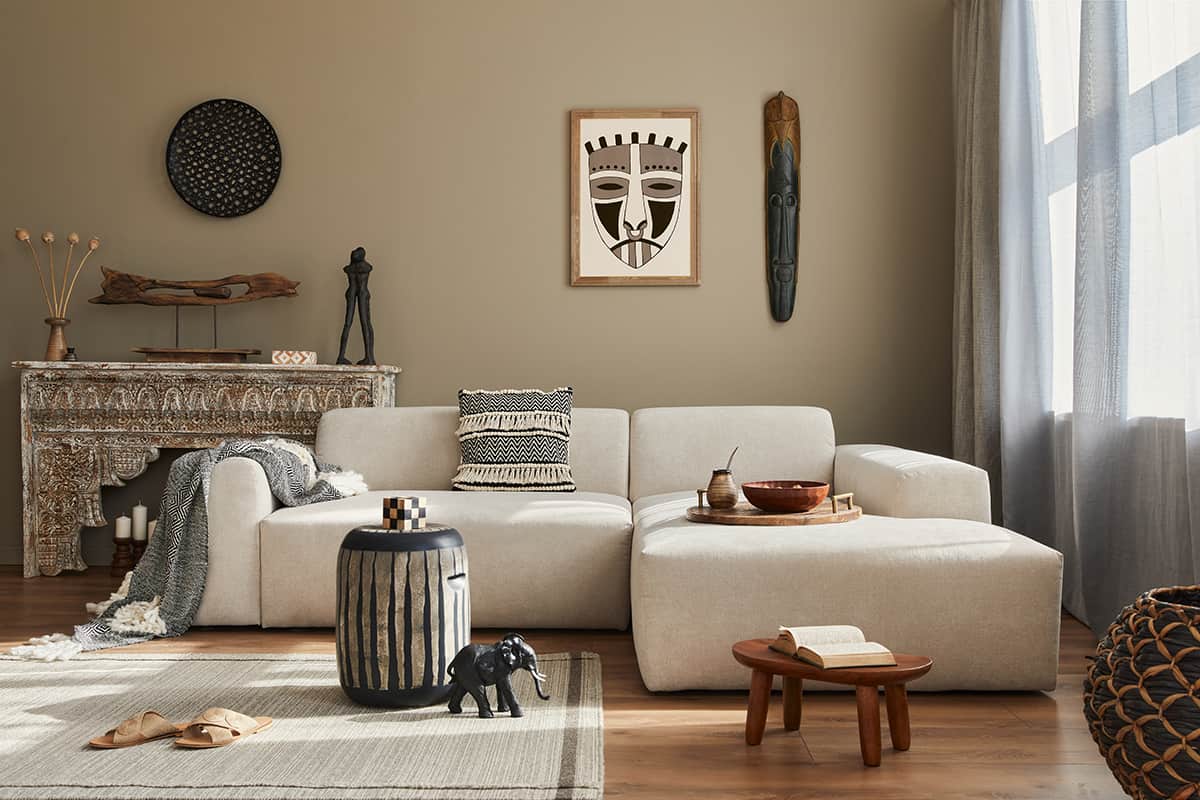 米色沙發和溫暖的牆壁顏色