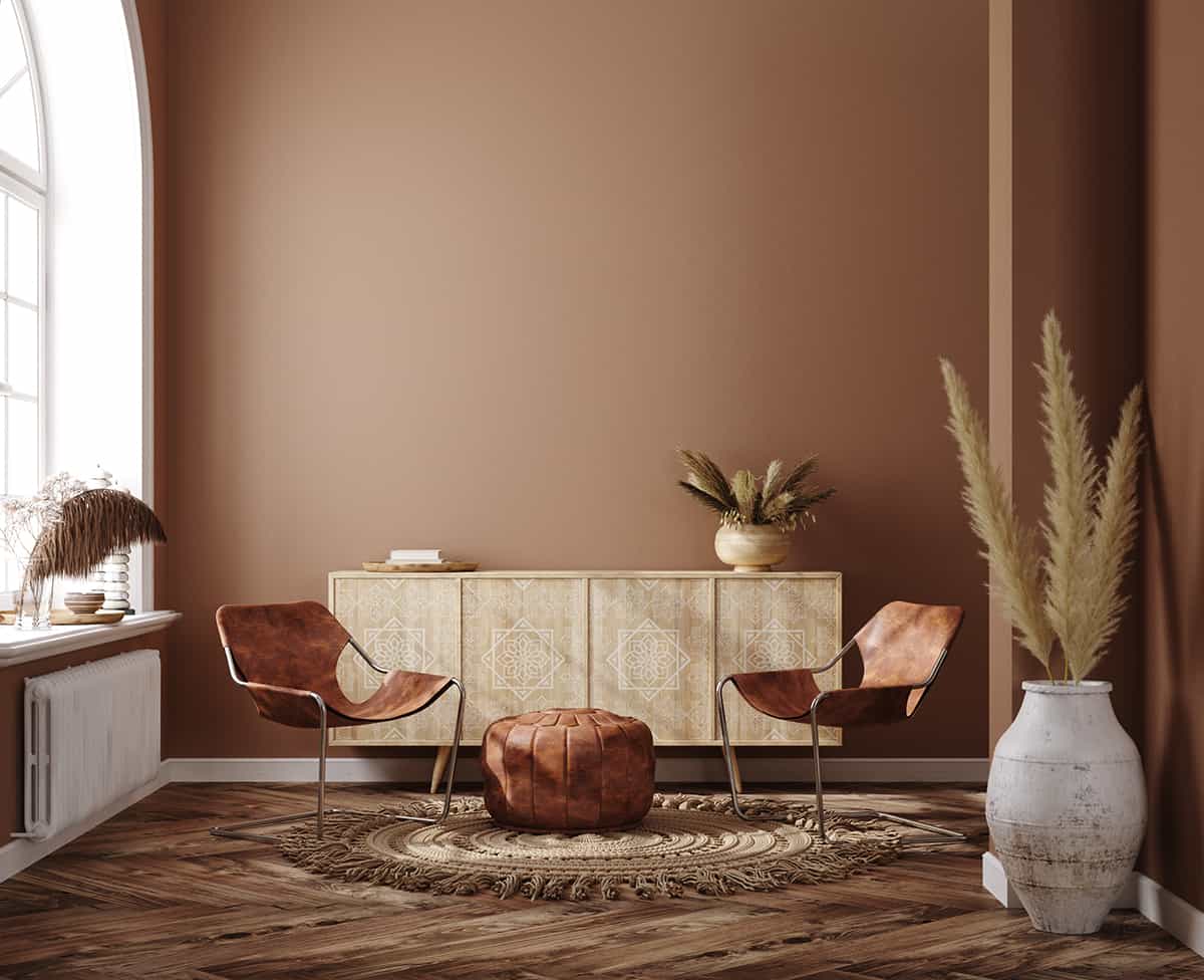 米色的家具和棕色的牆壁