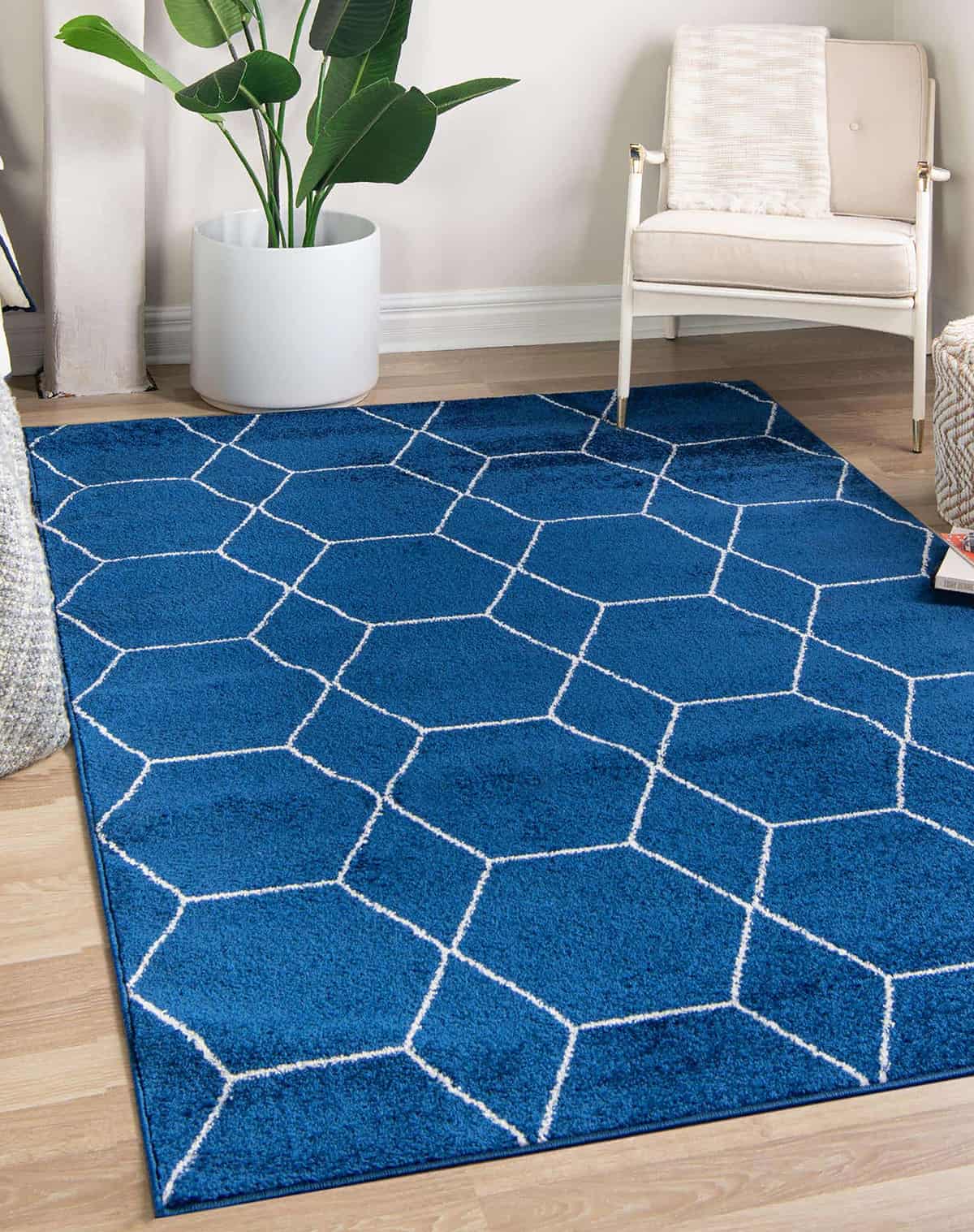 藍色地毯和輕木地板