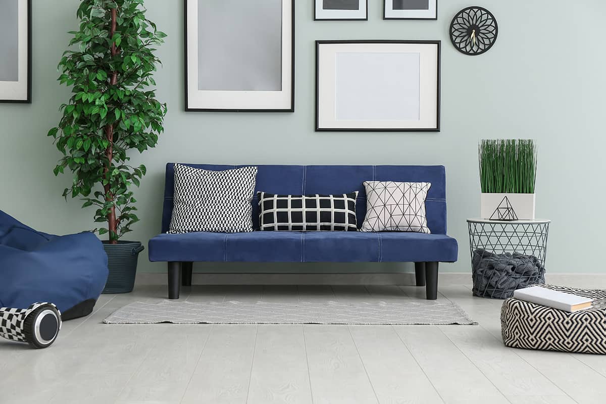 藍色沙發和灰色牆壁