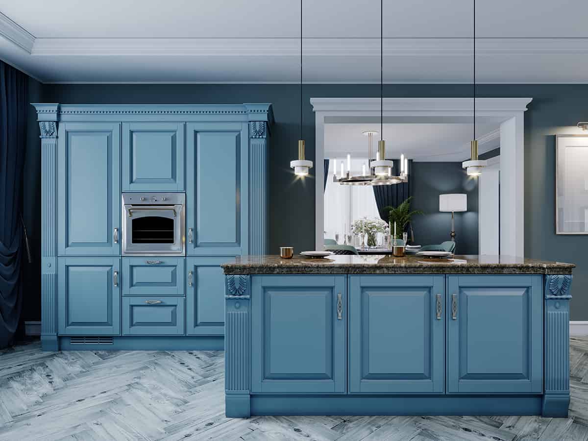 藍色廚房櫥櫃和灰色地板
