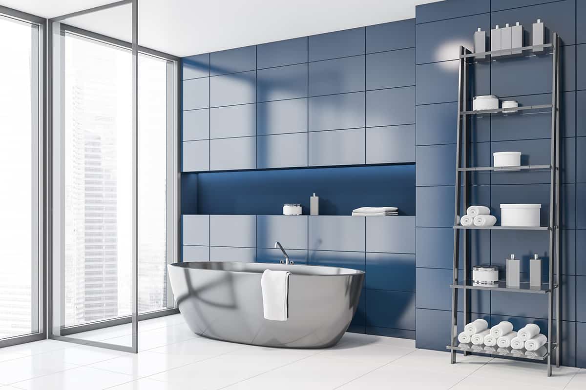 深藍色的牆壁和淺灰色的浴室櫥櫃