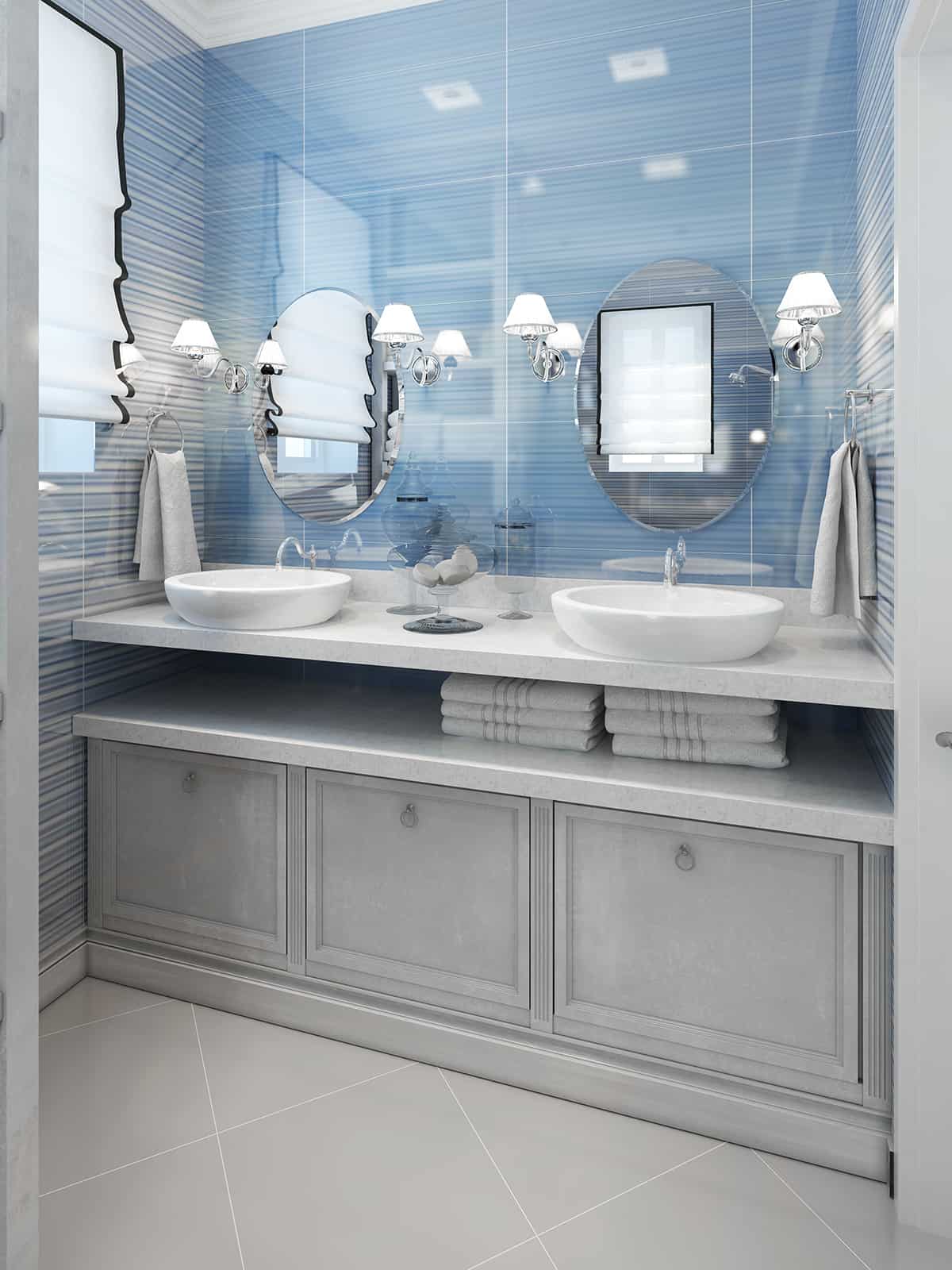 淺藍色的牆壁和淺灰色的浴室櫃