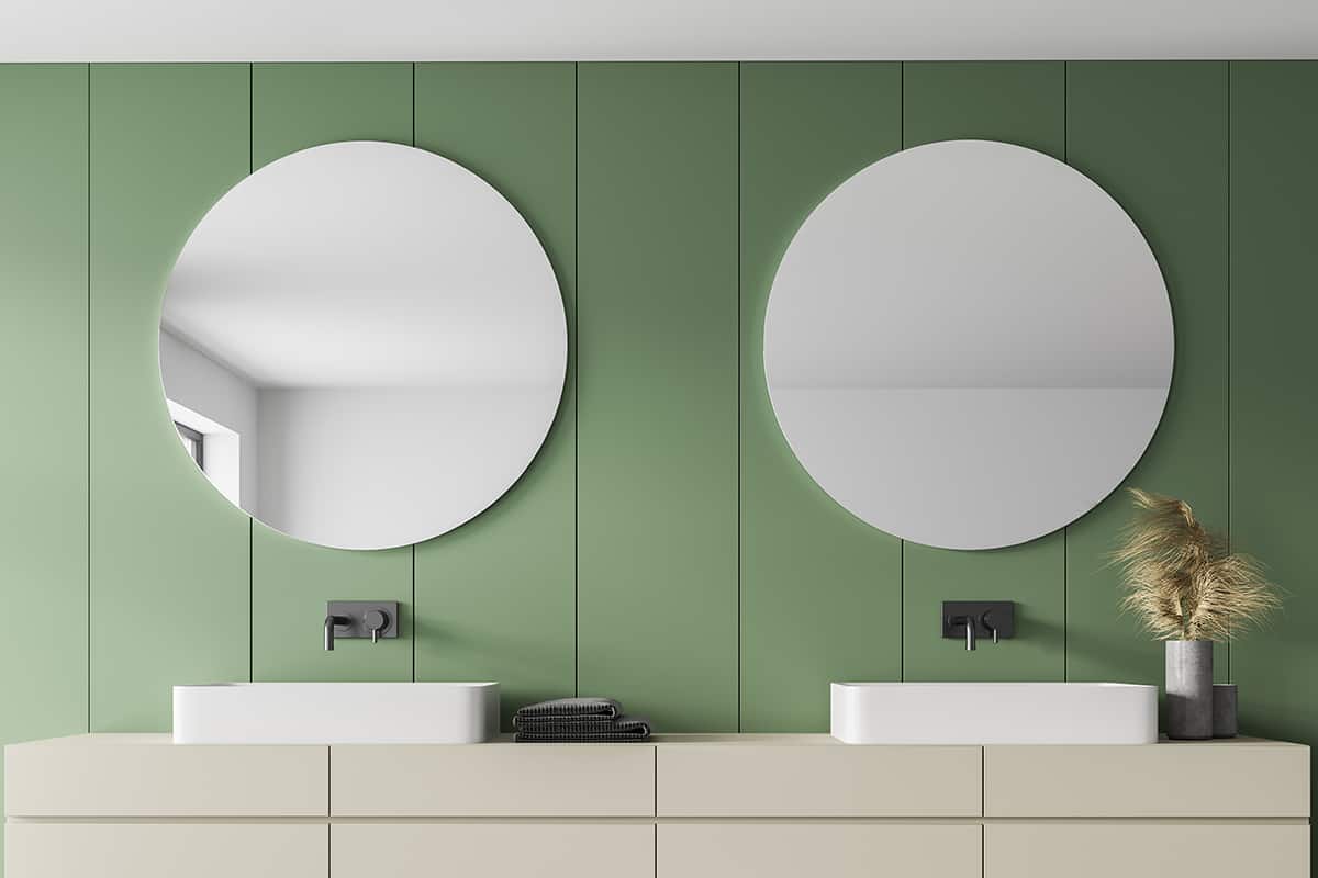 淺綠色的牆壁和淺灰色的浴室櫃