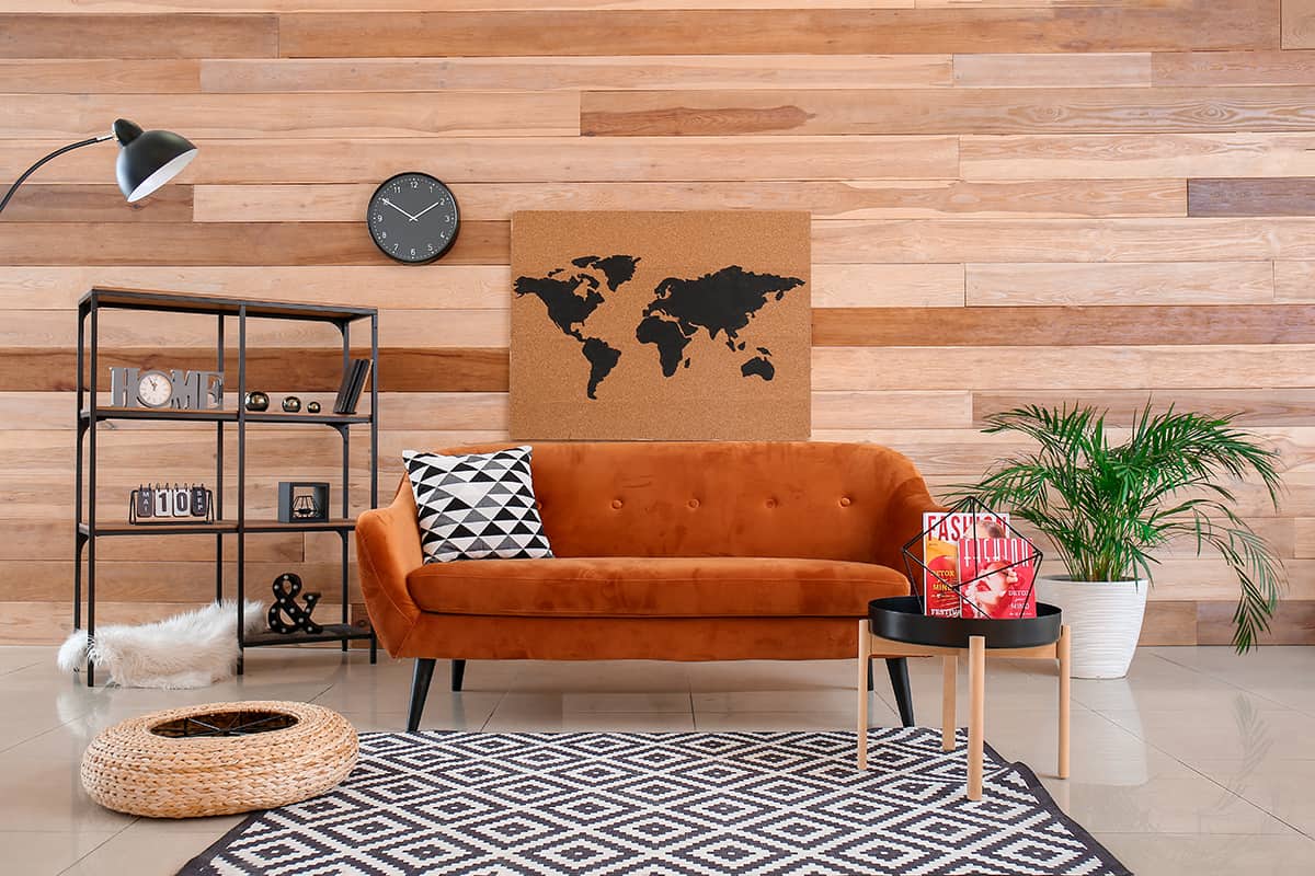 橙色的家具和棕色的牆壁