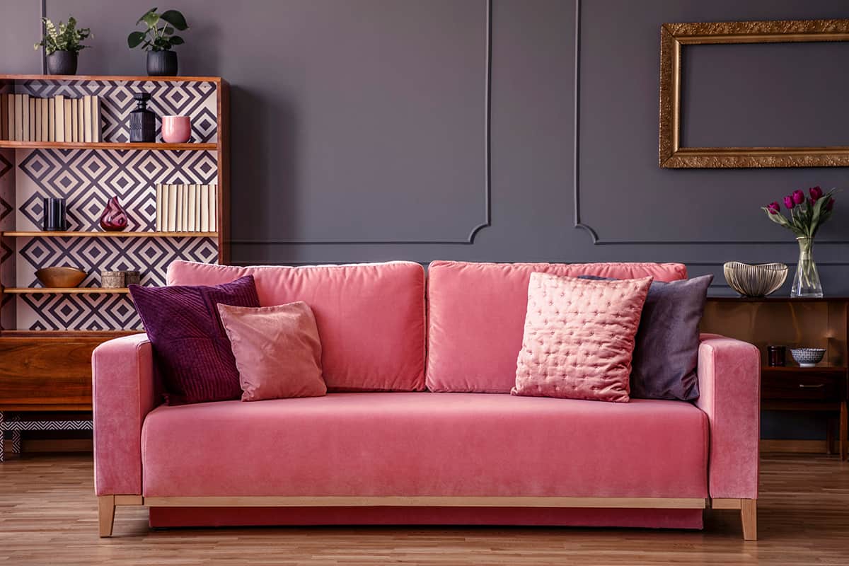粉紅色的沙發和灰色的牆壁