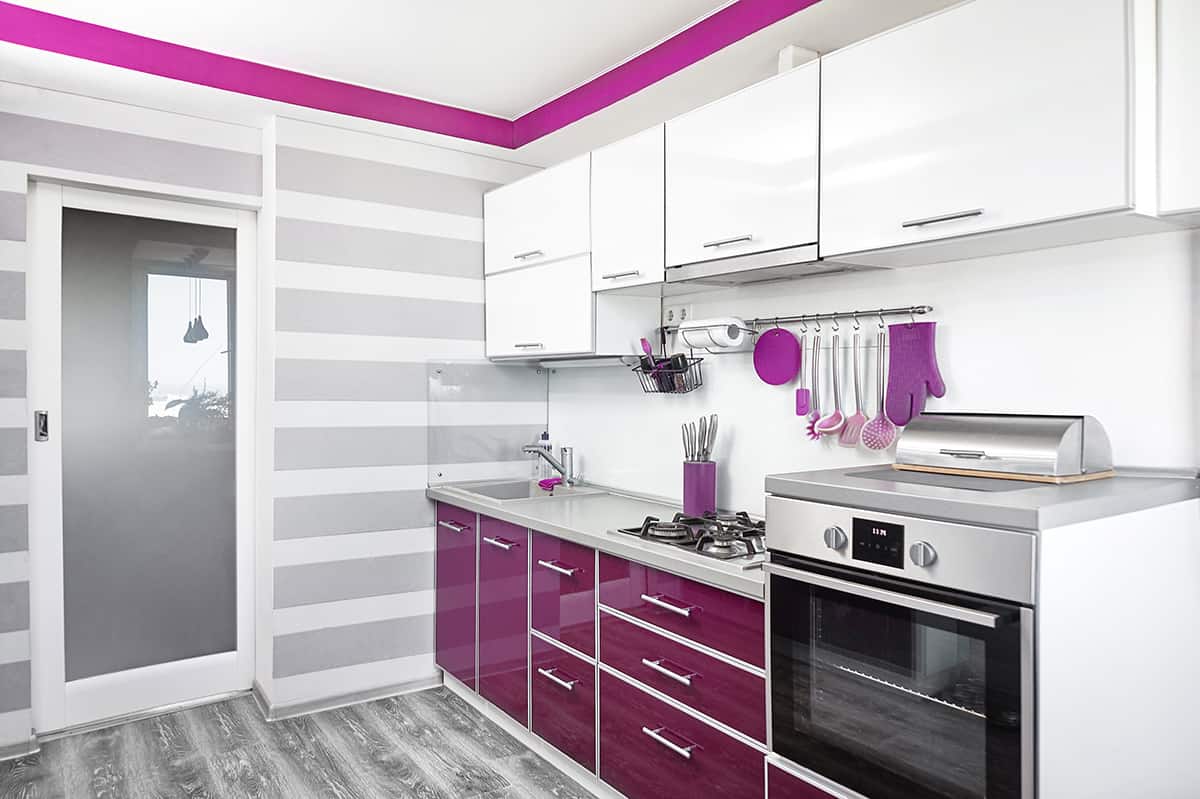 紫色廚房櫥櫃和灰色地板