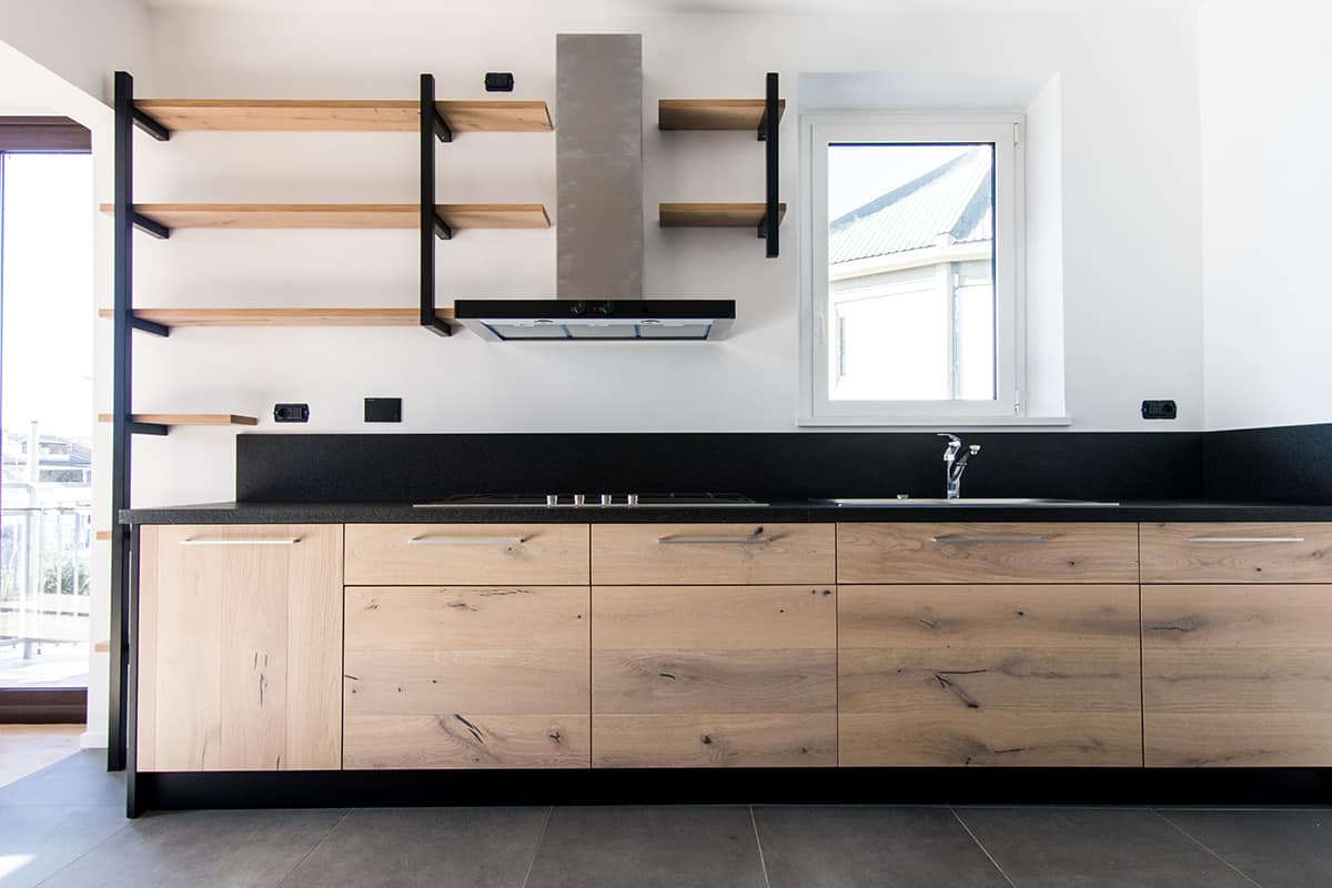 木廚房櫥櫃和灰色地板