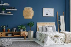 藍色臥室的床上用品是什麼顏色的?