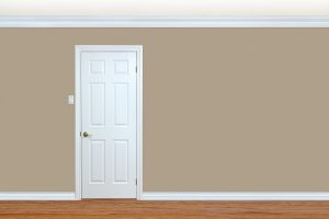 白色門與木材裝飾為一個優雅的室內想法