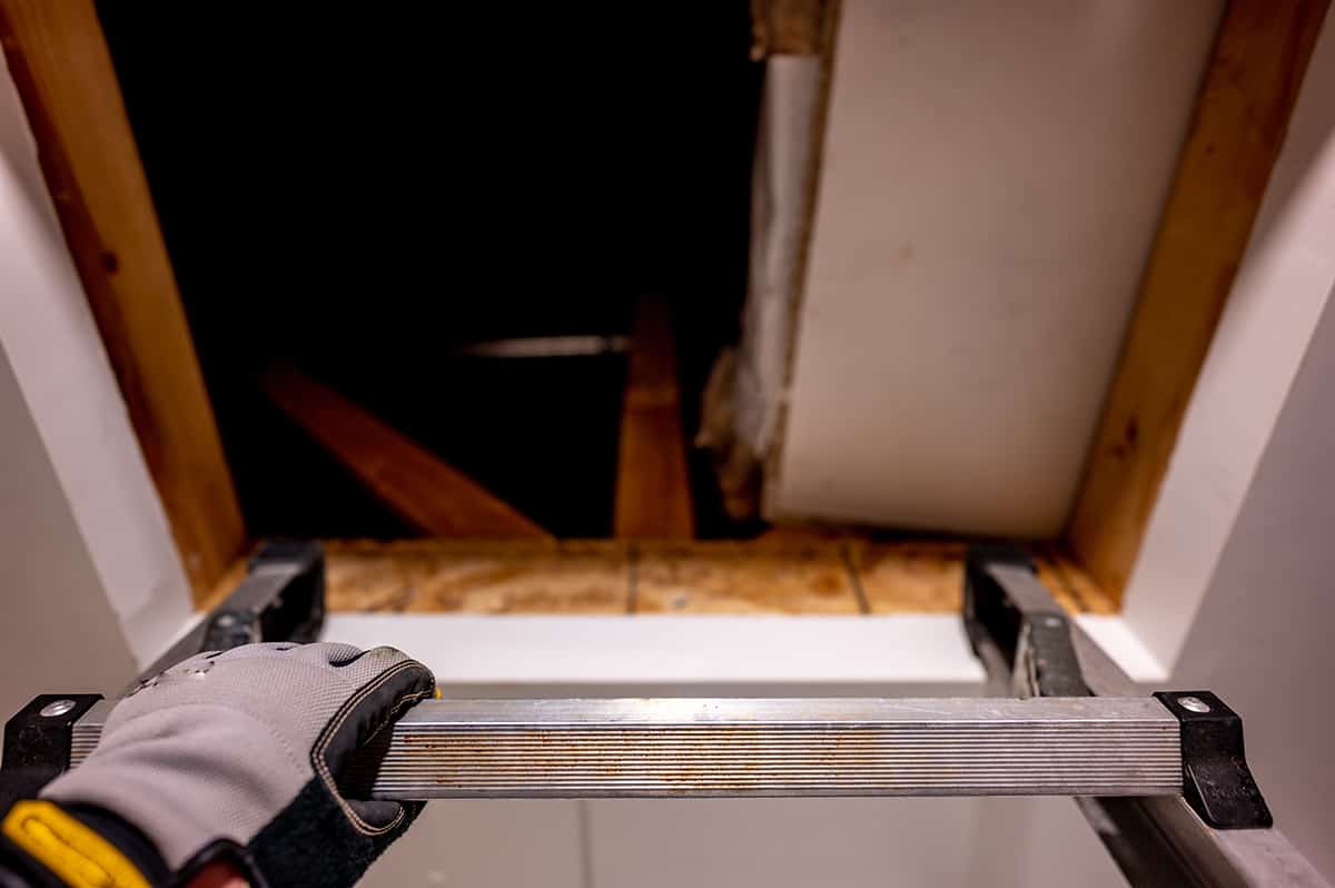 如何在車庫天花板上安裝絕緣材料