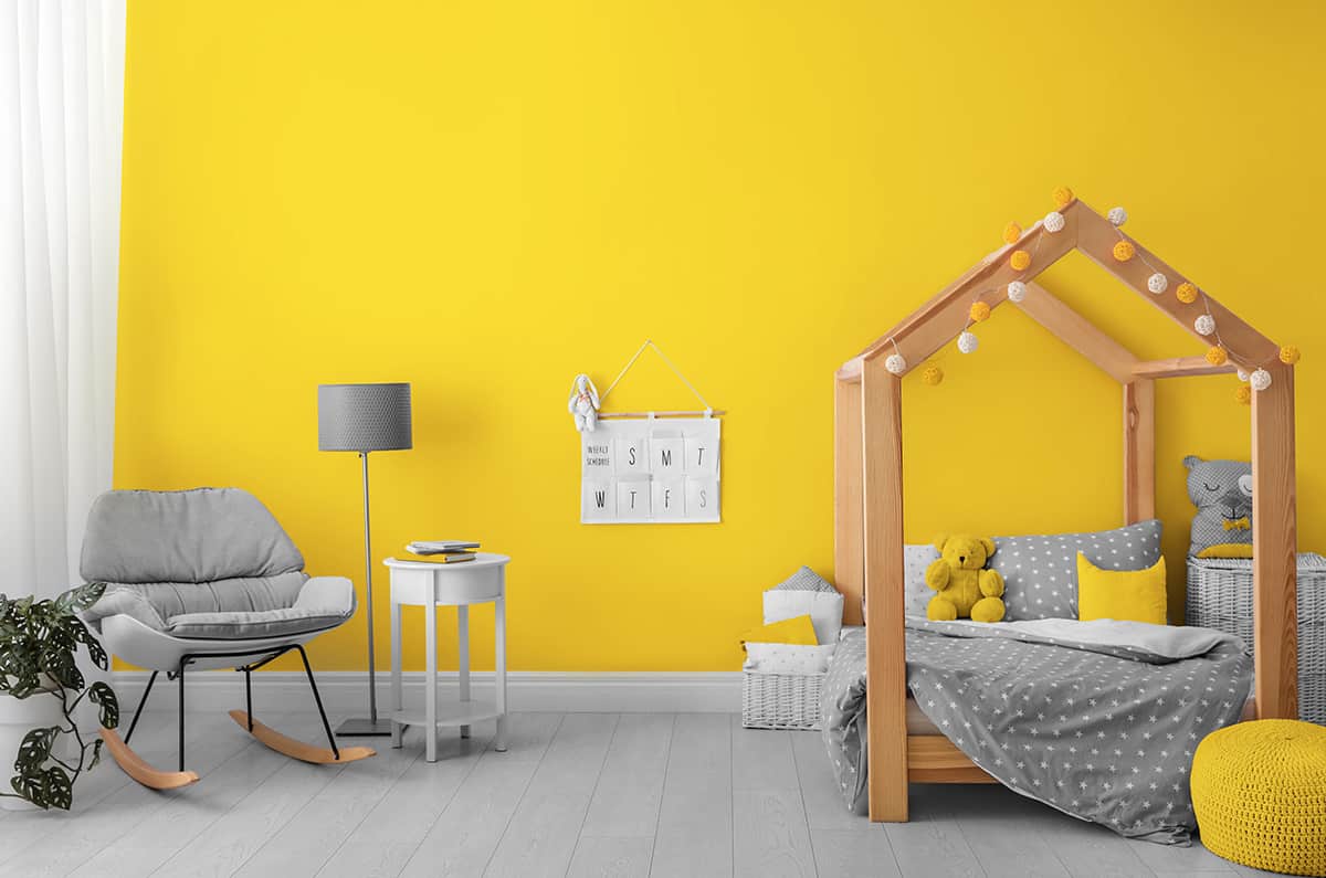 明亮的黃色牆壁和淺灰色地板