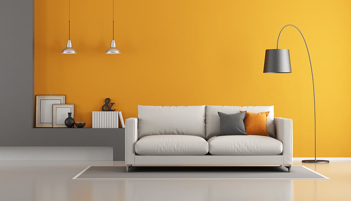 橙色牆壁，淺灰色地板