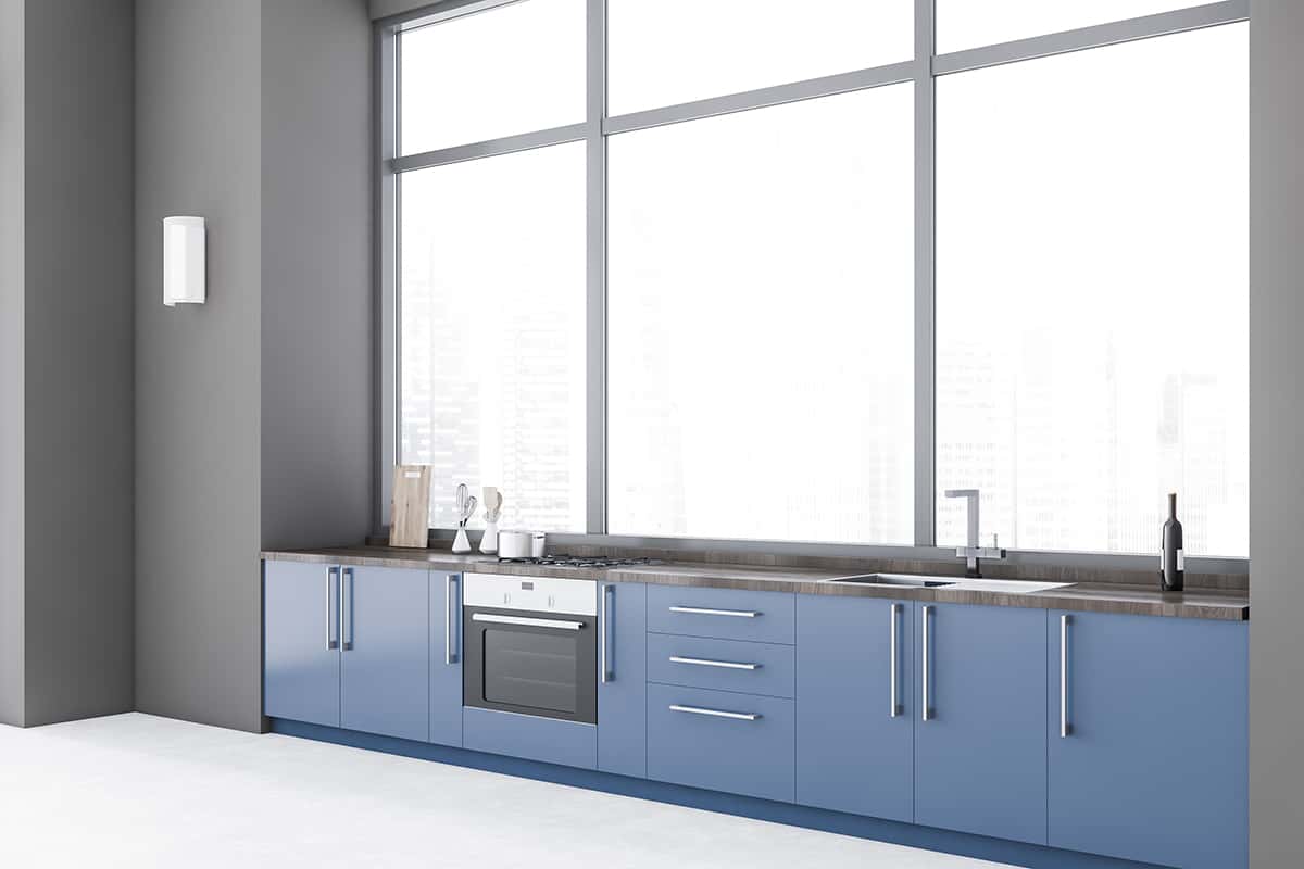 大膽的藍色灰色廚房牆