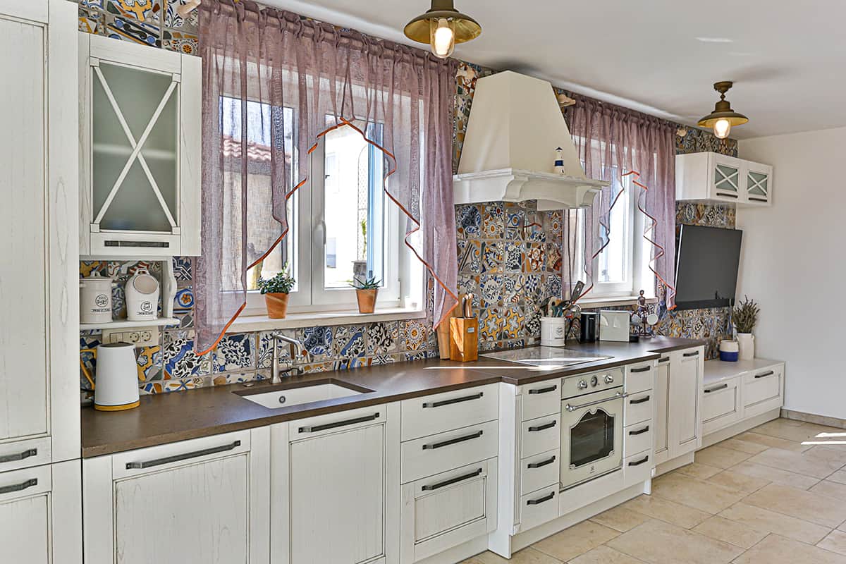 洗手池上方一定要有廚房窗簾來美化你的空間嗎