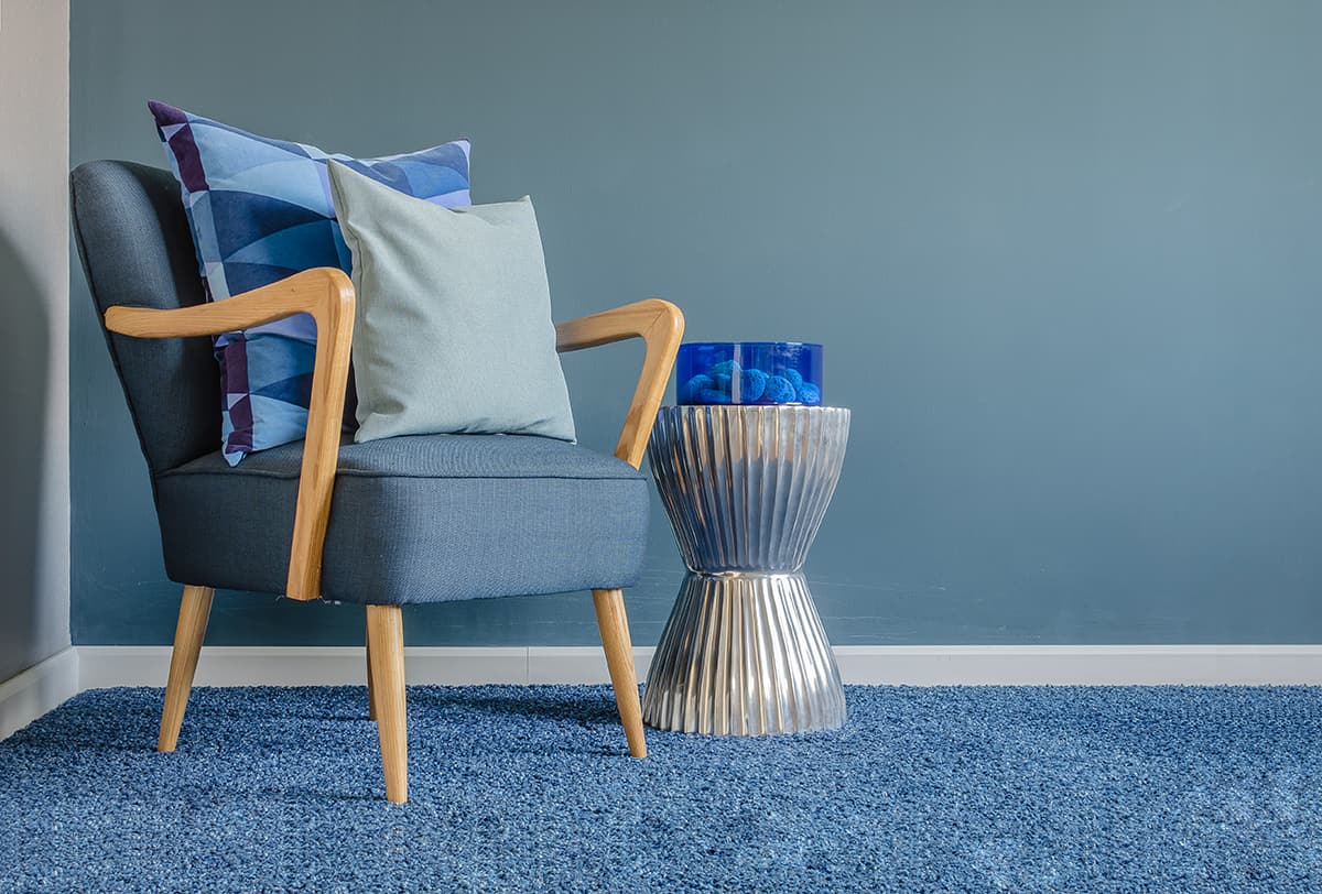 什麼顏色的沙發配藍色的地毯
