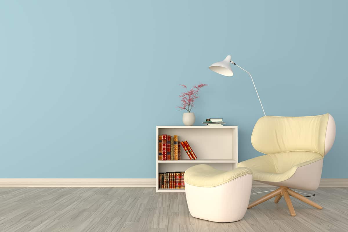 藍色牆壁和奶油色家具