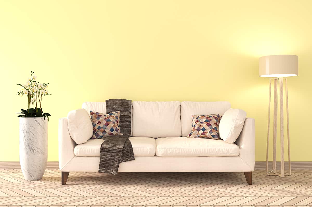 淡黃色的牆壁和奶油色的家具