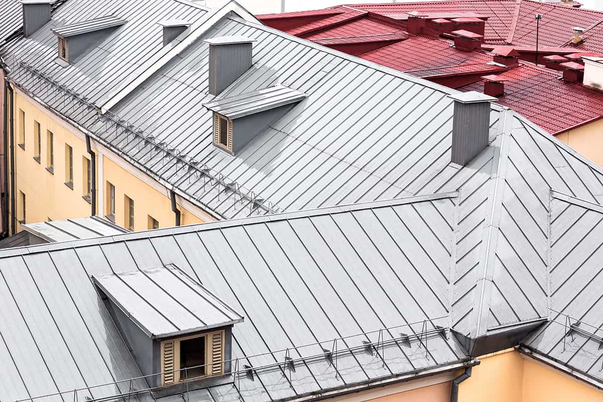 淺灰色金屬屋頂