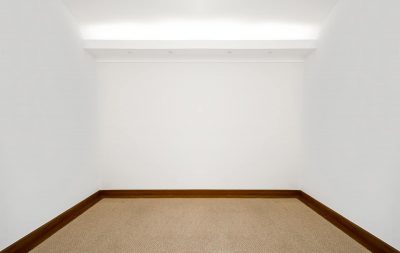 什麼顏色的牆壁和一個棕色的地毯